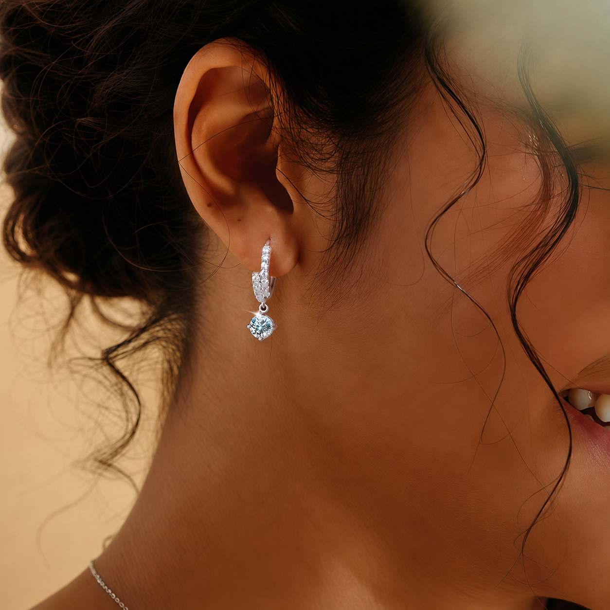 De Lumen Drop Hoop Earrings in S925 sterling silver with moissanite stones, alternate view 4